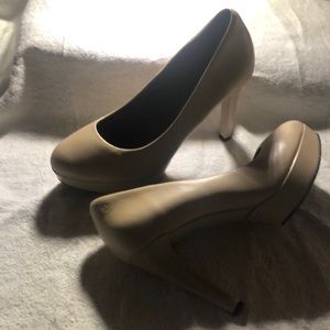 Ladies neutral color leather Rockport platform size 6.5 gently worn once. $25.